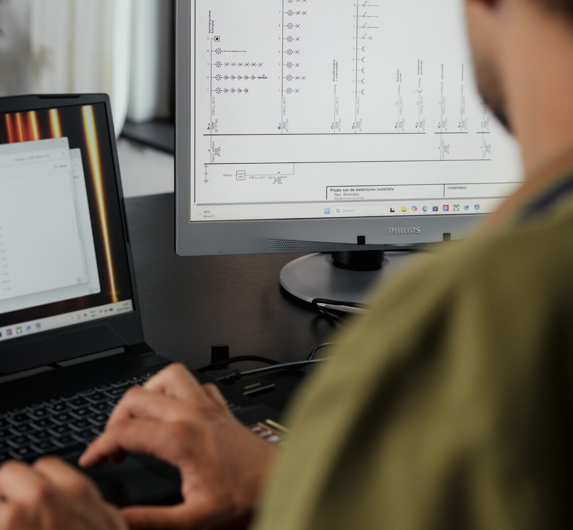 Technisch tekenaar aan het werk achter de computer