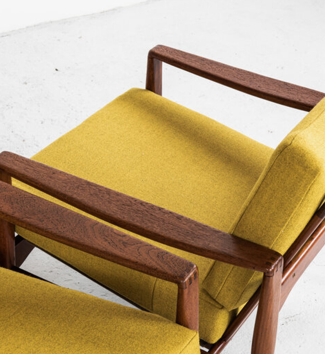 Vintage fauteuil met gele bekleding